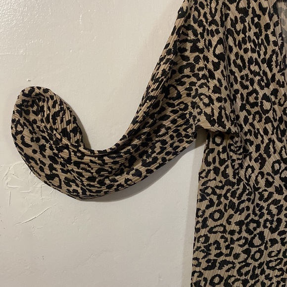 ASOS size 12 pleated leopard plunging neckline dress with a split in front! - Picture 5 of 6